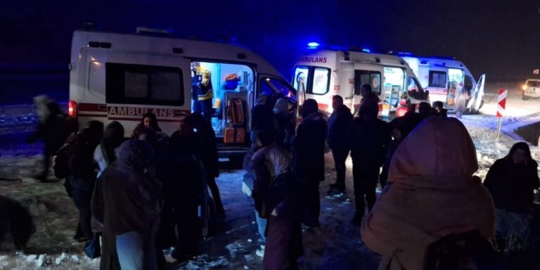 bayburt-gumushane-yolunda-otobus-kaza-yaparak-durdu-L8dCz7tk.jpg