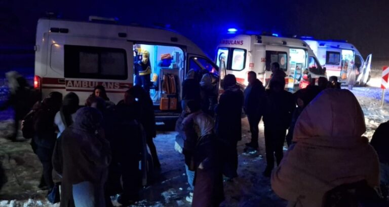 yolcu-otobusu-kaza-yapti-cok-sayida-yarali-var-BMNX2hdG.jpg